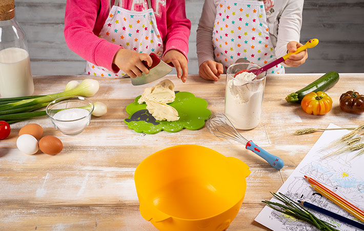 Enfants dans la cuisine